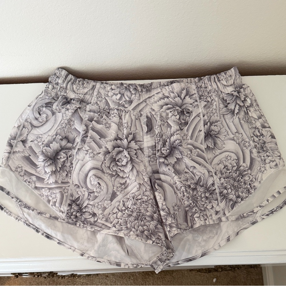 Lululemon Hotty Hot Gray Floral Running Shorts Size 10